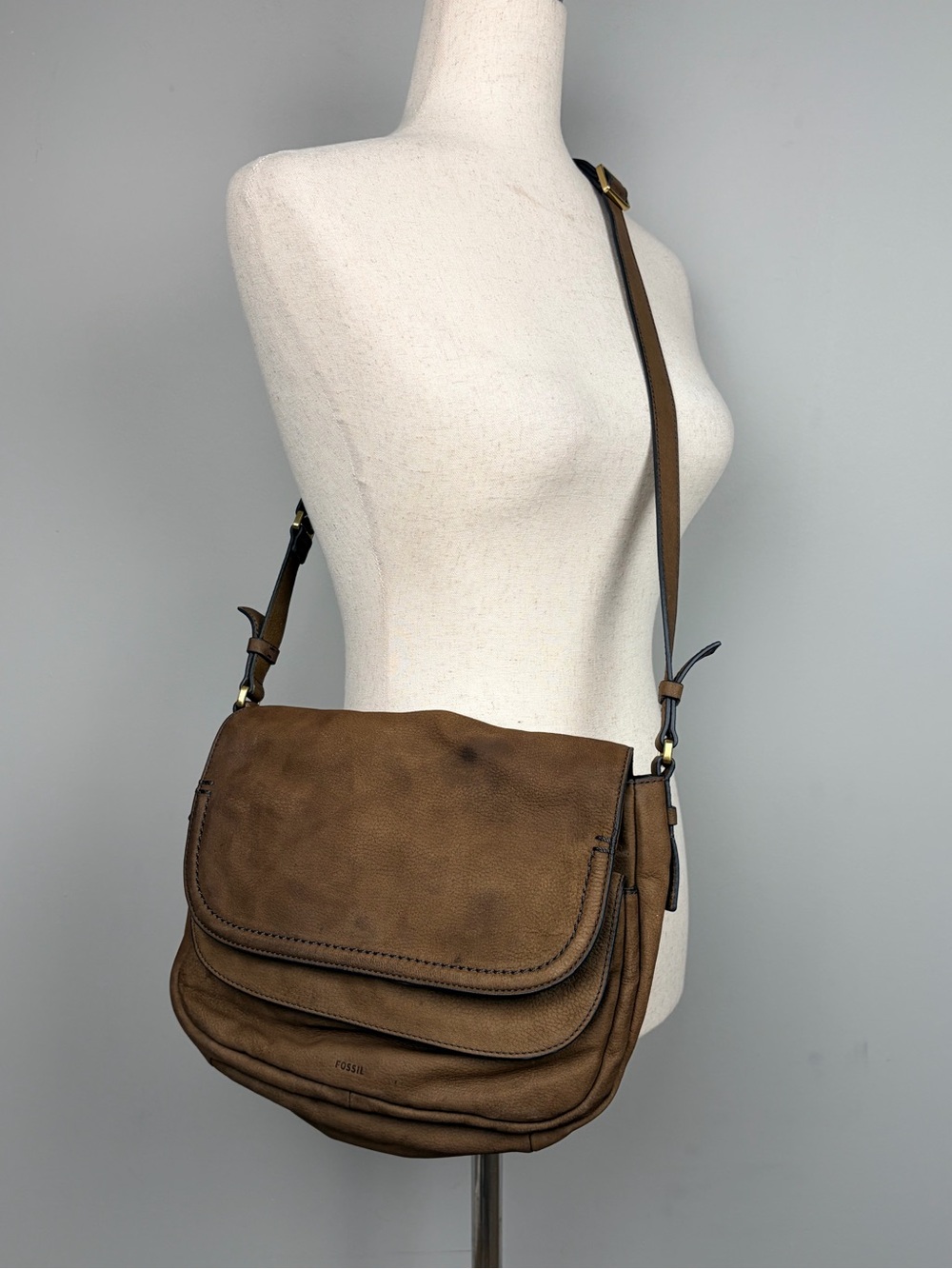 Fossil Leather Flap Crossbody Bag Taupe Brown Adjustable Strap Organizer Purse